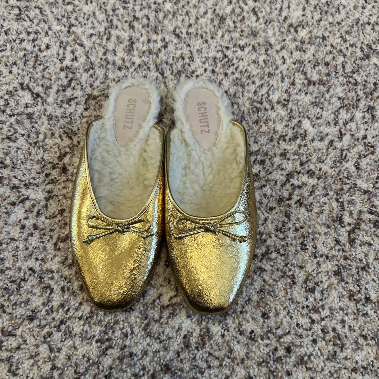 Schutz New Gold Metallic Leather Flats Open Back Flips Sz 9 Fur Lining Brazil